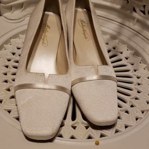 MICHAELANGELO KITTEN HEELS 👠 CREAM SHOES SIZE 8W